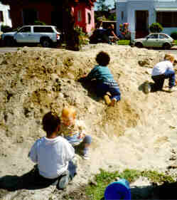 KidsPlayInTheSand.JPG (10650 bytes)